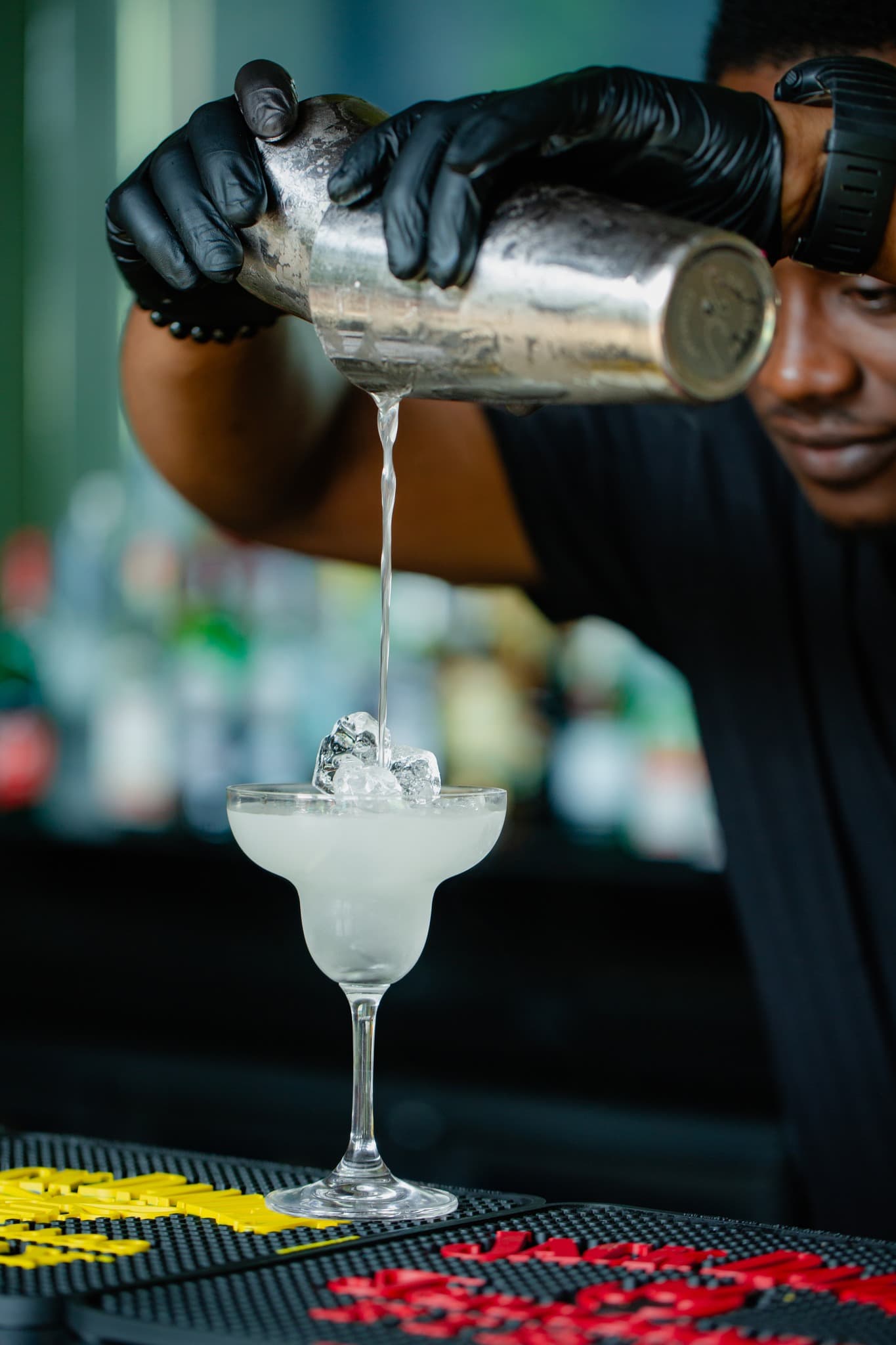 Barman du Yard versant un cocktail au shaker