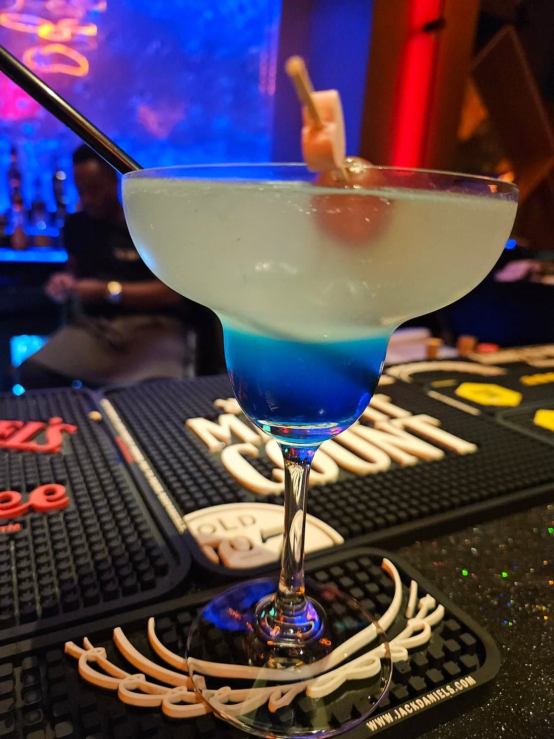 Cocktail bleu au bar