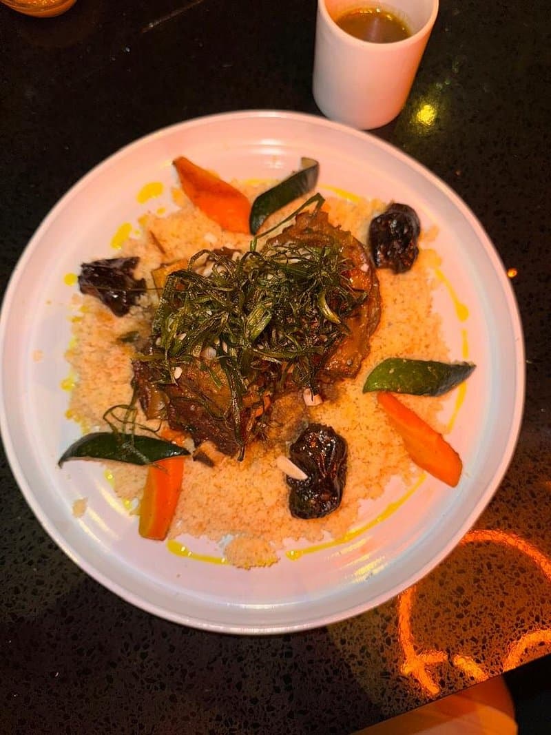Plat de viande sur couscous
