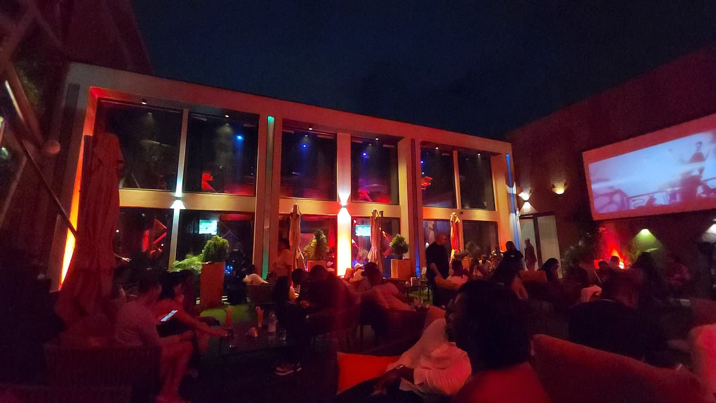 Terrasse du Yard remplie un soir