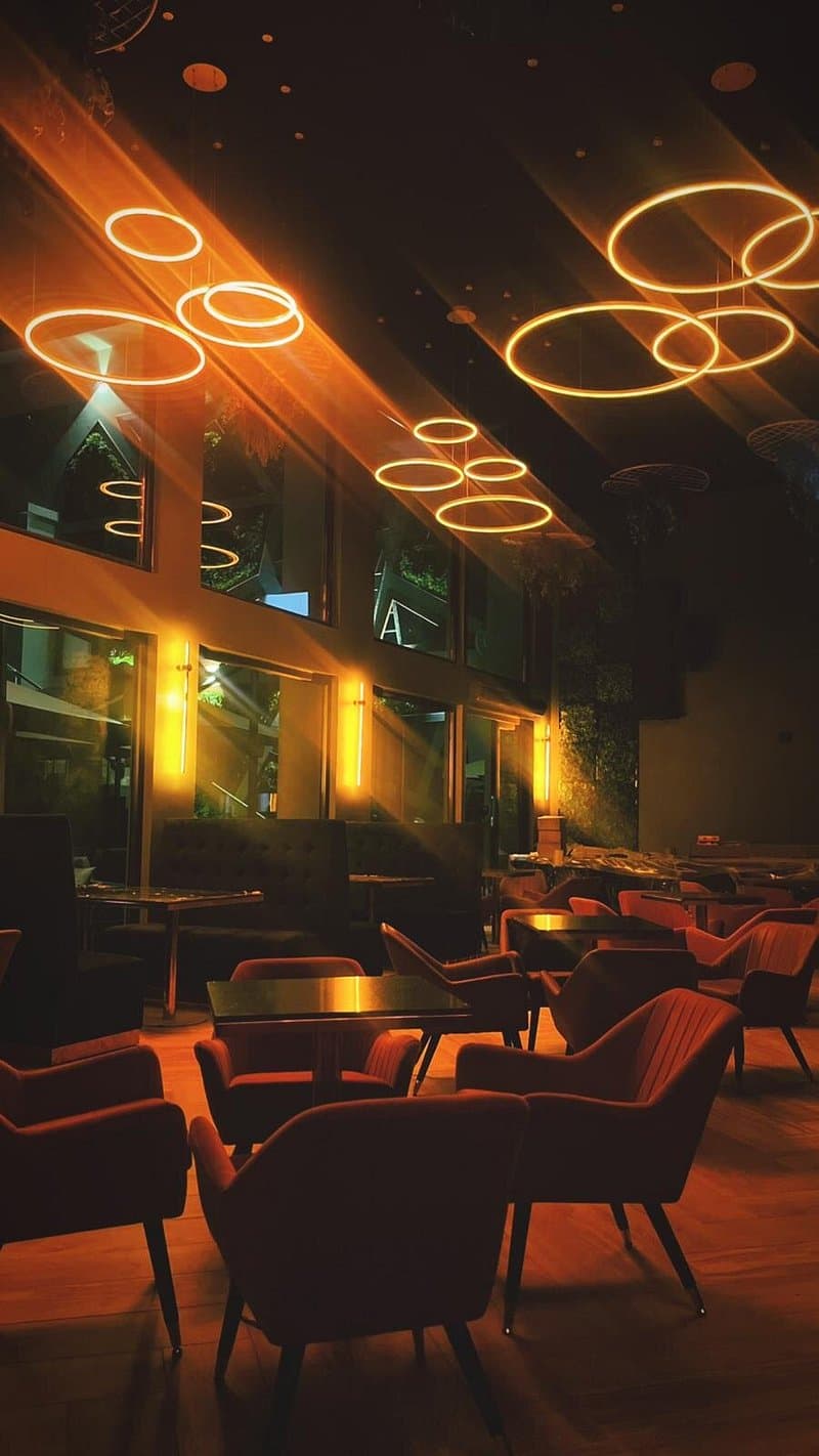 Intérieur de la GlassHouse, anneaux LED suspendus