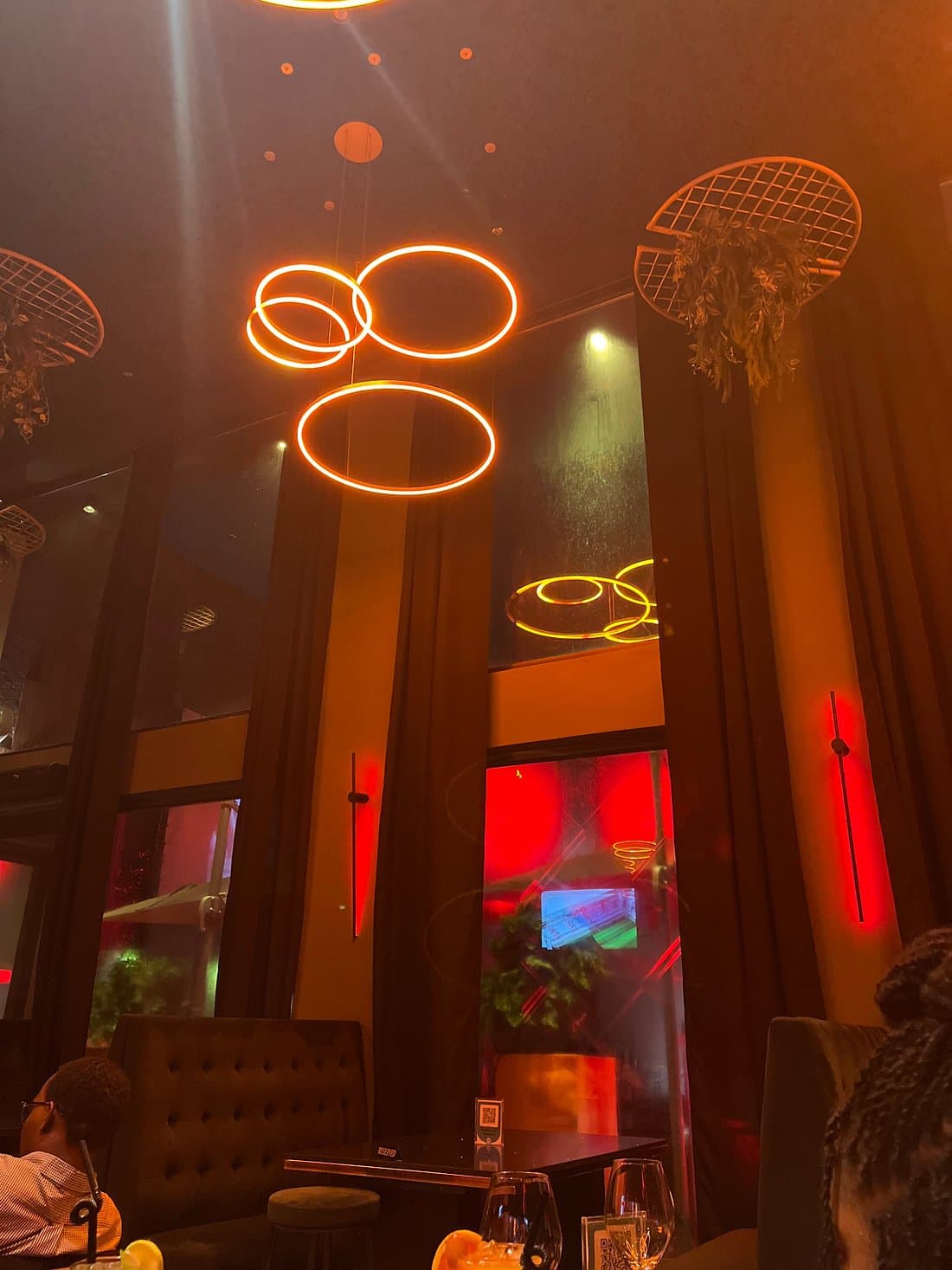 GlassHouse du Yard, anneaux LED orange suspendus