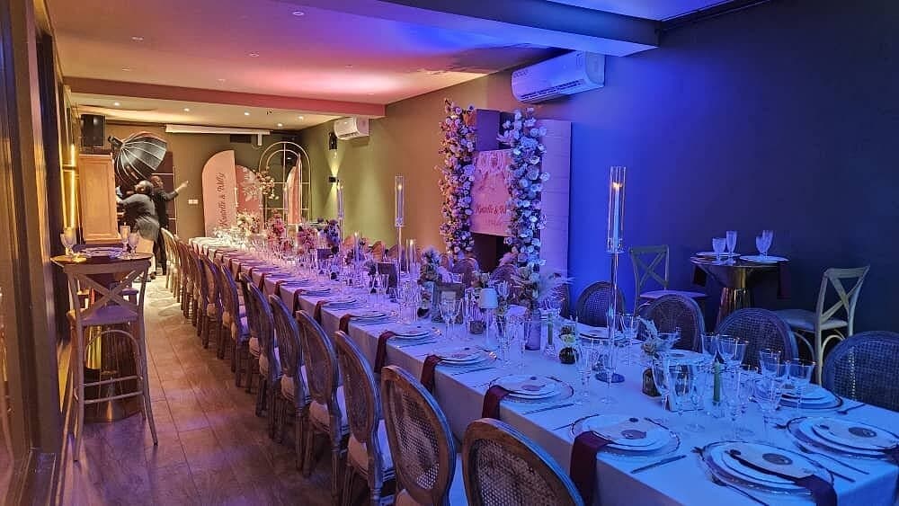 Soirée privée au Yard, table dressée pour un événement